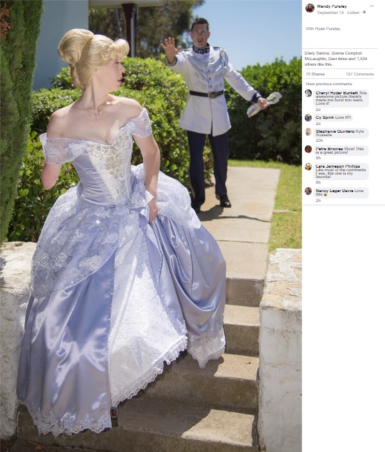 ガラスの腕を残して去るシンデレラ（画像は『Mandy Pursley　2019年9月19日付Facebook「At long last...Cinderella -- with a glass ARM!」』のスクリーンショット）