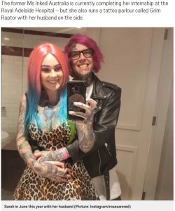 サラさんとタトゥーアーティストの夫マットさん（画像は『Metro　2019年9月3日付「‘World’s most tattooed doctor’ wants to break down the traditional stereotypes」（Picture: Instagram/rosesarered）』のスクリーンショット）