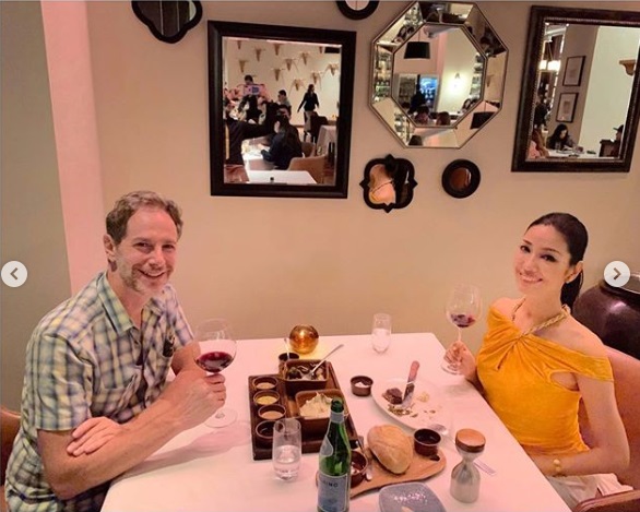 アンミカと夫のセオドール・ミラー氏（画像は『Mika Ahn　2019年8月15日付Instagram「2日目の夜は、お気に入りの ＠escadaofficial の服を着て、ステーキディナー」』のスクリーンショット）