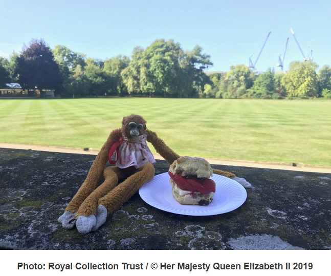 スコーンを食べるハリエット（画像は『Hello Magazine　2019年9月18日付「Aww! Buckingham Palace returns lost toy to schoolgirl in Australia after she wrote a letter to the Queen」（Photo: Royal Collection Trust/（C）Her Majesty Queen Elizabeth II 2019）』のスクリーンショット）