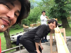 流しそうめんを楽しむ3人（画像は『武田真治 Shinji Takeda official　2019年9月8日付Instagram「2019.9.6.＃TBS『＃ぴったんこカンカン』をご覧頂いた皆様ありがとうございました」』のスクリーンショット）