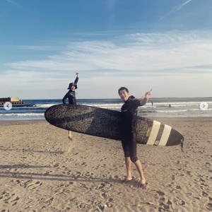 砂浜でジャンプする三浦春馬とサーフボードを抱えた三浦翔平（画像は『shohei miura/三浦翔平　2019年9月27日付Instagram「ひさびサーフ」』のスクリーンショット）