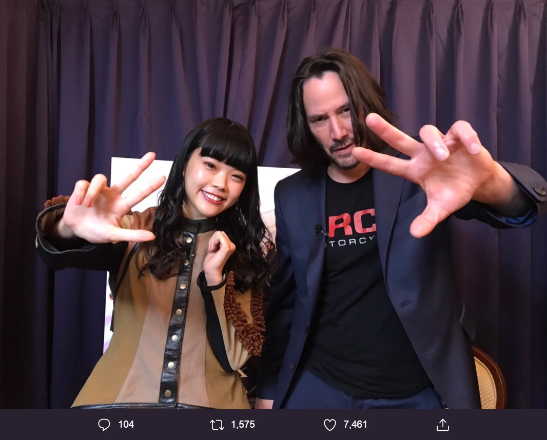 BiSHアイナ・ジ・エンドとキアヌ・リーブス（画像は『BiSHオフィシャル　2019年10月1日付Twitter「【スッキリに新MCとしてアイナが登場！】」』のスクリーンショット）