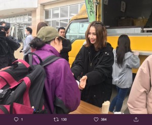 温かいうどんを手渡すAKB48大家志津香（画像は『石原真　2019年10月29日付Twitter「お昼になって大勢のボランティアの方がボランティアセンターに戻ってきました。」』のスクリーンショット）