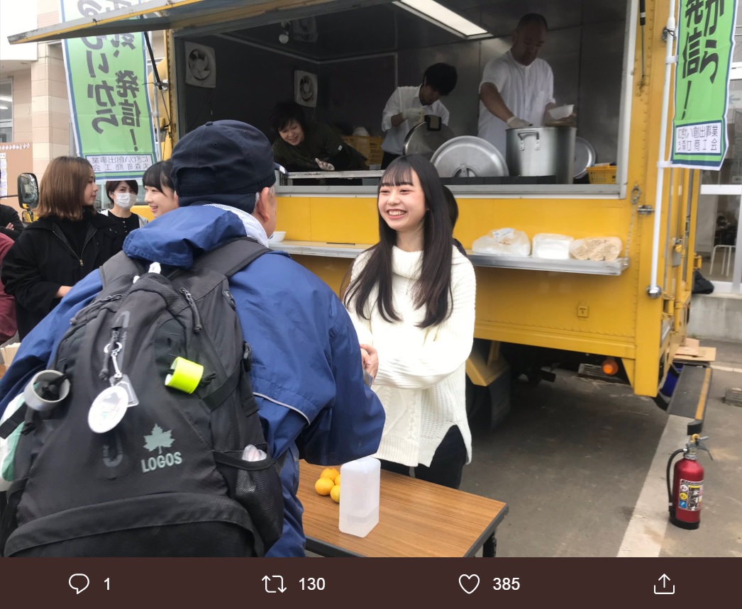 笑顔で炊き出しを手伝うAKB48ドラフト3期生・大盛真歩（画像は『石原真　2019年10月29日付Twitter「お昼になって大勢のボランティアの方がボランティアセンターに戻ってきました。」』のスクリーンショット）