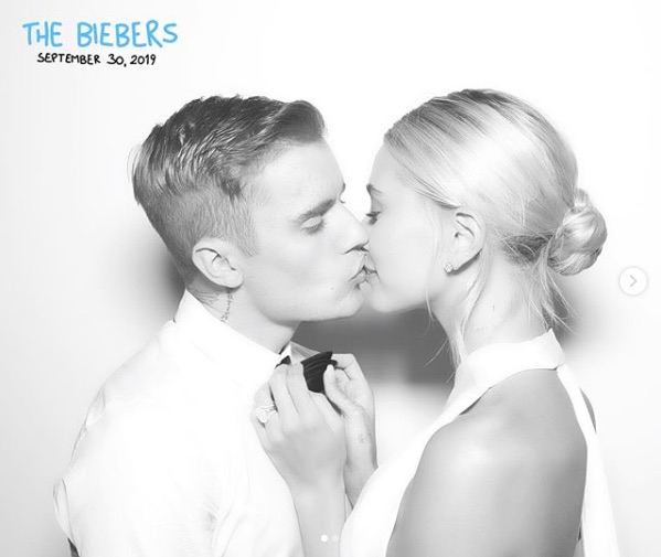 ジャスティン＆ヘイリーのキスショット（画像は『Justin Bieber　2019年10月1日付Instagram「My bride is」』のスクリーンショット）