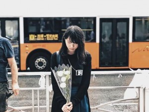 花を手向ける周庭さん（画像は『周庭 Agnes Chow　2019年6月17日付Instagram「200萬人上街了，你看到嗎。」』のスクリーンショット）