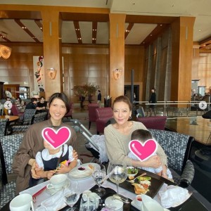 友利新の長男長女と西川史子（画像は『西川史子　2019年10月10日付Instagram「友利さんとランチ。」』のスクリーンショット）