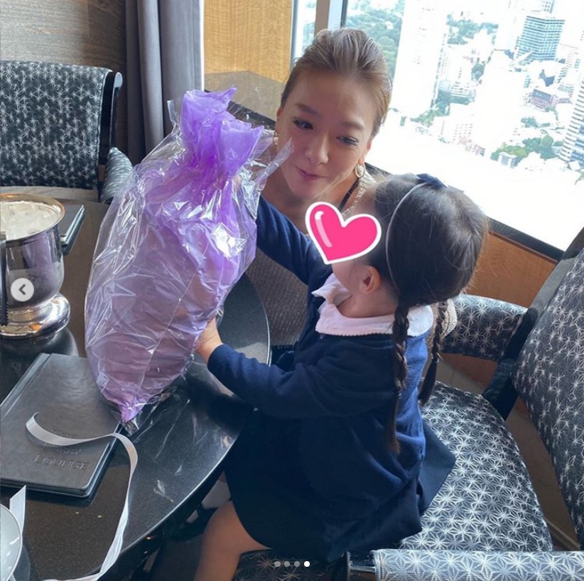 友利新の長女にプレゼントを渡した西川史子（画像は『西川史子　2019年10月10日付Instagram「友利さんとランチ。」』のスクリーンショット）