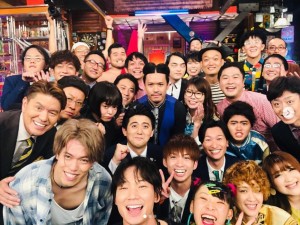 満面の笑みの綾野剛（中央下）（画像は『綾野剛 Go Ayano　2019年10月2日付Instagram「ウチガヤ出演者様。」』のスクリーンショット）