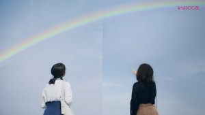 虹を見上げる2人の女性