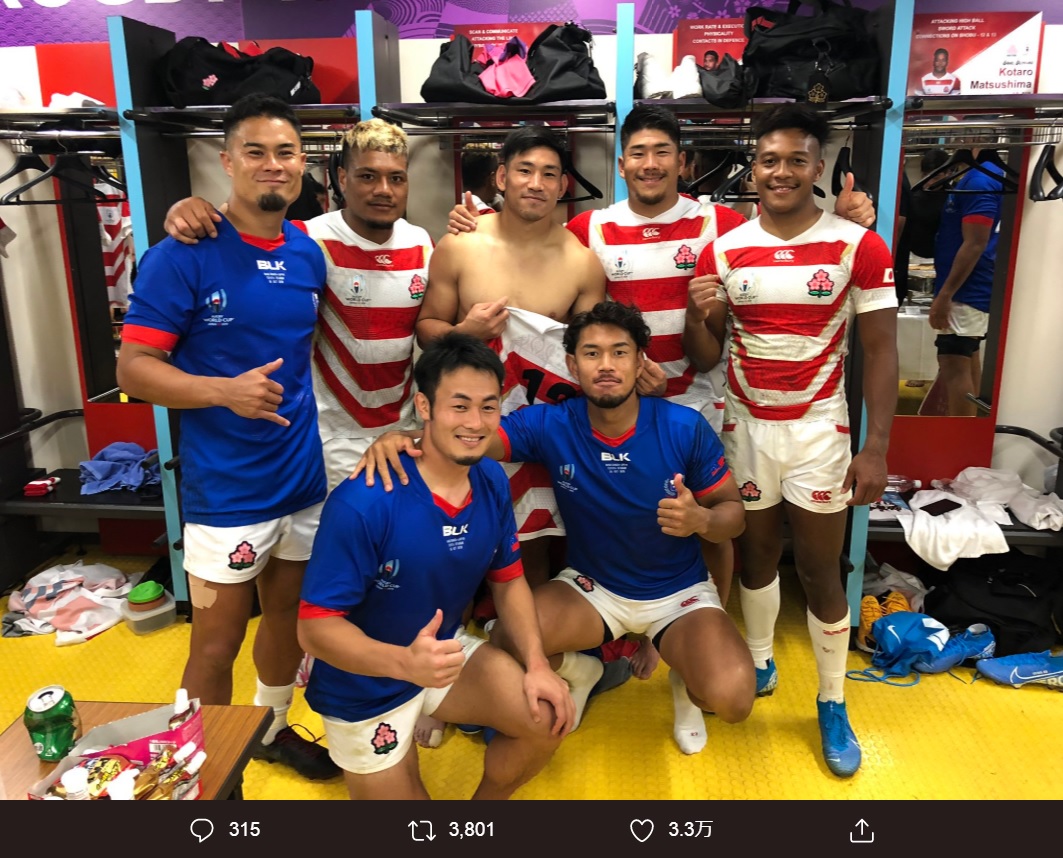 ロッカールームで和むラグビー日本代表（画像は『Kenki Fukuoka/福岡 堅樹　2019年10月5日付Twitter「W杯2019第3戦 vs SAMOA 38-19で勝利！」』のスクリーンショット）