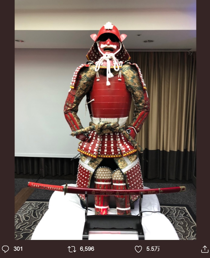 日本代表チームに力を与えた甲冑「カツモト」（画像は『Kenki Fukuoka/福岡 堅樹　2019年10月20日付Twitter「試合前日には渡辺謙さんが、激励に来てくださいました。」』のスクリーンショット）