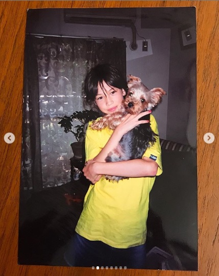 犬を抱いて（画像は『i_am_kiko　2019年10月14日付Instagram「もっと色んな自分を知りたい。」』のスクリーンショット）