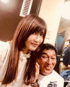 工藤静香に寄り添う明石家さんま（画像は『Kudo_shizuka　2019年10月23日付Instagram「明石家紅白で歌わせていただきました。」』のスクリーンショット）