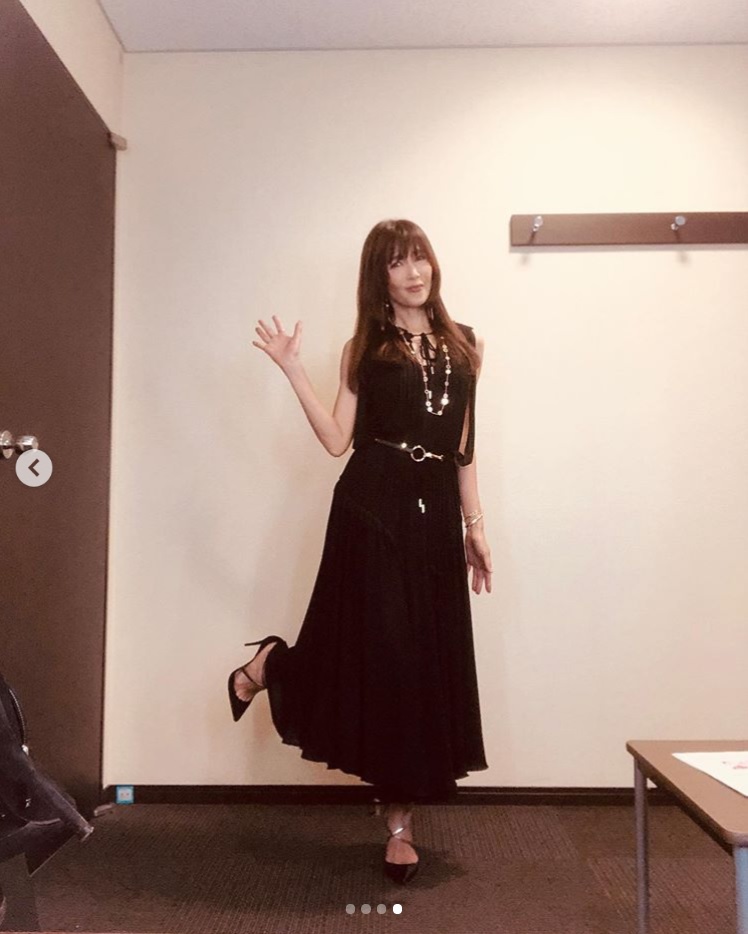 ポーズする工藤静香（画像は『Kudo_shizuka　2019年10月23日付Instagram「明石家紅白で歌わせていただきました。」』のスクリーンショット）