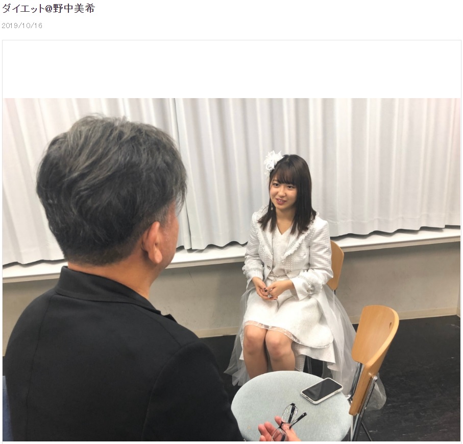 インタビューを受ける野中美希（画像は『モーニング娘。’19 12期　2019年10月16日付オフィシャルブログ「ダイエット＠野中美希」』のスクリーンショット）