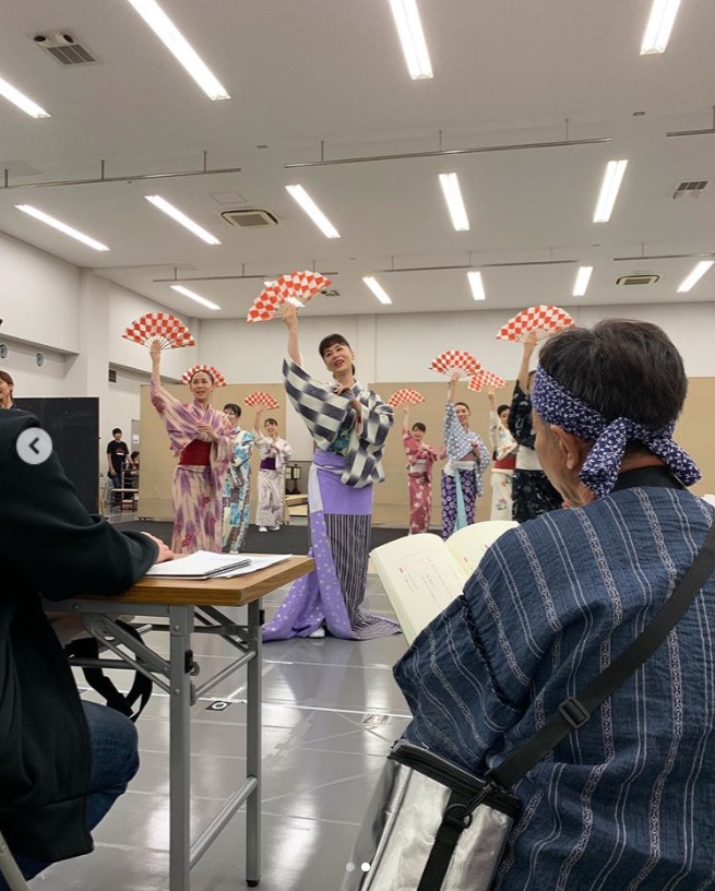 「我々スタッフも緊張しっぱです」と“付き人”木梨憲武（画像は『木梨憲武 / Noritake Kinashi　2019年10月3日付Instagram「舞台の主演女優さんのお付きの仕事に入りました！」』のスクリーンショット）
