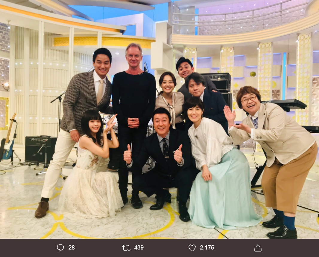 生歌を披露したスティングを囲んで（画像は『日本テレビ スッキリ　2019年10月9日付Twitter「スティングさんが来てくれました！」』のスクリーンショット）