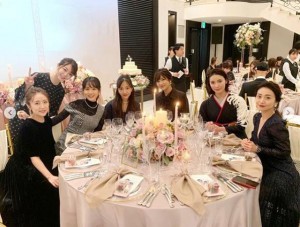 野上ゆうこさんがコーディネートしたテーブルを囲むAKB48 OGたち（画像は『篠田麻里子　2019年10月23日付Instagram「昨日は夢のような一日になりました」』のスクリーンショット）