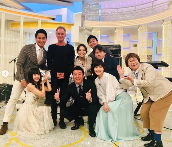 スティングが『スッキリ』レギュラー陣に囲まれて記念写真（画像は『Universal Music Japan 洋楽　2019年10月9日付Instagram「今朝のスッキリ出演の ＃スティング はご覧いただけましたか？」』のスクリーンショット）