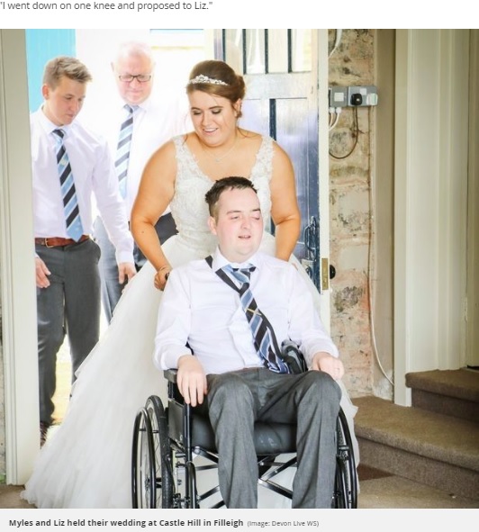 車椅子で入場するマイルズさん（画像は『Mirror　2019年10月10日付「Dying man, 27, marries love of his life at wedding funded entirely by donations」（Image: Devon Live WS）』のスクリーンショット）