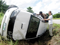 【アジア発！Breaking News】車のハンドルが突然利かなくなった車、横転事故（タイ）