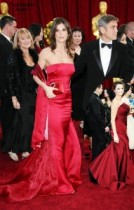 【イタすぎるセレブ達】アカデミー賞レッド・カーペット写真その3。女優サンのつもり？なジョージ・クルーニーの恋人。