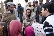 【イタすぎるセレブ達・番外編】UNHGR親善大使アンジェリーナ・ジョリーがチュニジア難民キャンプ訪問、リビア入りは断念。