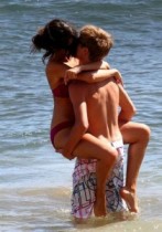 【イタすぎるセレブ達】ジャスティン・ビーバー17歳、セレーナ・ゴメス18歳。ハワイ極秘休暇はこんな濃厚キスも。