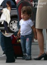 【イタすぎるセレブ達】女優ペネロペ・クルスの1歳半の息子、自分専用スーツケースを転がす見事な自立心。