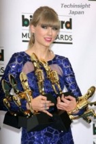【イタすぎるセレブ達】笑うしかないテイラー・スウィフトのトロフィー独占写真＝ 『Billboard Music Awards 2013』。