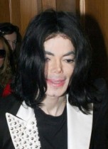 【イタすぎるセレブ達】マイケルの熱狂的ファン、裁判を前にスカイバナーで「正義を語って」！