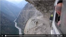 【アジア発！Breaking News】610m下には川。「ヒマラヤの道路はこんなにも危険」と冒険家。