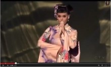 【イタすぎるセレブ達】ケイティ・ペリー、AMA授賞式のステージは着物姿で登場！