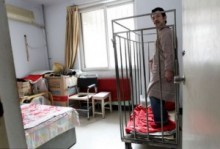 【アジア発！Breaking News】6歳から42年間自宅の檻の中で育てられた男性。「一番安全」と母親。（中国）