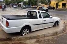 【南米発！Breaking News】歩道の舗装工事業者を怒らせたカーディーラー、車をセメント漬けにされる。（ブラジル）