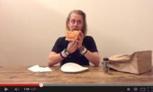 【イタすぎるセレブ達】マコーレー・カルキン、“ピザを食べる僕を見て”と奇妙なビデオを公開。＜動画あり＞