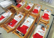 【米国発！Breaking News】赤ちゃんはサンタクロースからの贈り物!?　新生児ら赤いソックスに包まれる。（加州）