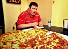 【米国発！Breaking News】この巨大ピザを60分で完食したら賞金25万円。日系オーナーのピザ店が話題に。（加州）
