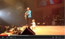 【エンタがビタミン♪】米国歌手のライブに赤ちゃんが乱入。主役を食うパフォーマンスで大歓声を浴びる。＜動画あり＞