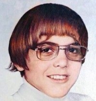 【イタすぎるセレブ達】このメガネのオタク風少年。大人になって超モテモテの熟年俳優に！