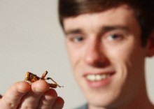 【EU発！Breaking News】昆虫を食べ続ける英大学院生。「これぞ完全栄養食品だね」。