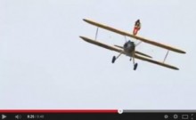 【EU発！Breaking News】空飛ぶ飛行機の翼の上に乗る「ウィング・ウォーキング」、94歳英男性また世界記録。＜動画あり＞