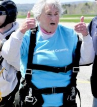 【米国発！Breaking News】80歳女性、「母の日」を人生初のスカイダイビングで祝う。（メイン州）