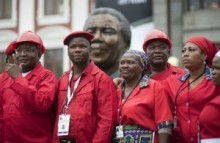 【アフリカ発！Breaking News】国会初登庁に、真っ赤な服装で現れた左翼新党の議員たち。（南ア）