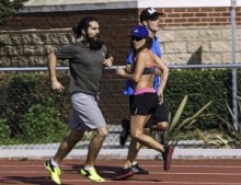【米国発！Breaking News】「局所性ジストニア」の女性ランナー、後ろ向きランニングで再び走る喜びを。（加州）