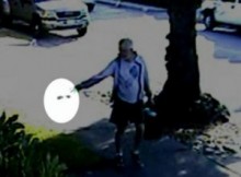 【米国発！Breaking News】市長、犬の糞を隣家の敷地にポイッ。投げ込む姿が監視カメラに。（加州）
