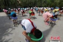 【アジア発！Breaking News】小学校、夏休みを前に校庭で児童に「溺れる体験」をさせ物議。（中国）