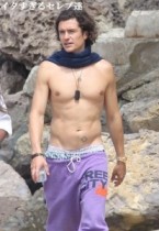 【イタすぎるセレブ達】オーランド・ブルーム、半裸＆珍ファッションでビーチを散歩。